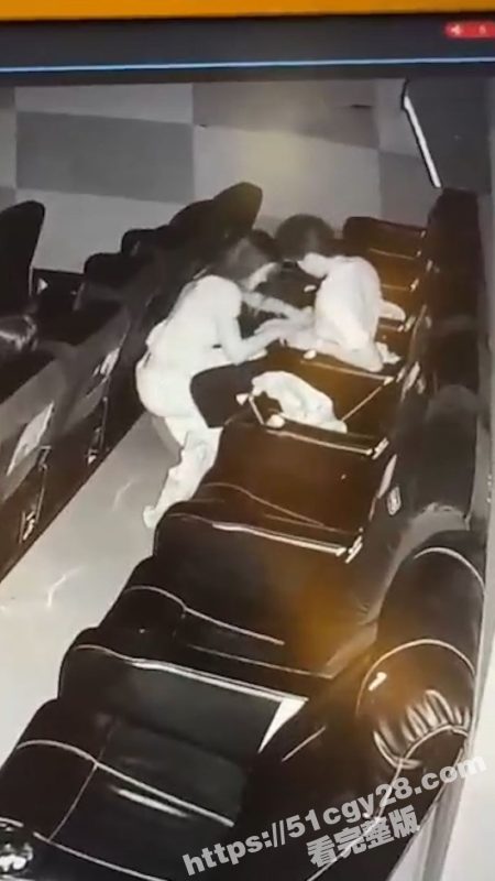 电影院监控下 情侣吃鸡被抓包 角落里埋头猛吸十分刺激 尺度炸裂到让人脸红心跳！-51吃瓜网