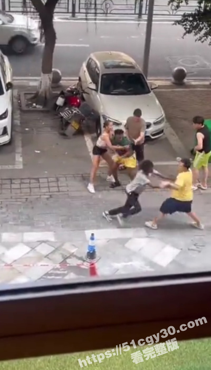 两嚣张黑人在国内街头公然挑衅 被黄衣小哥1V2暴揍 周围好兄弟竟只看戏无动于衷！ - 51吃瓜网-51吃瓜网