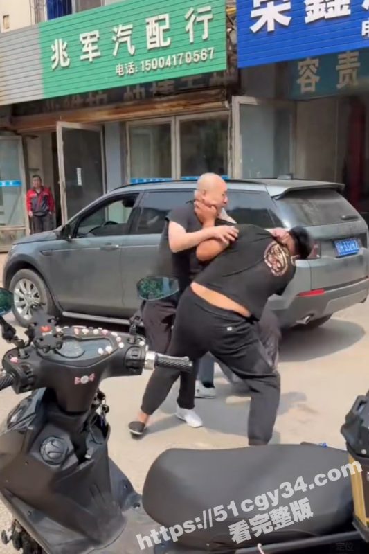 辽宁营口再现狠人名场面 短发小伙被两光头欺辱殴打后 忍无可忍1V2将其爆头反杀！-51吃瓜网