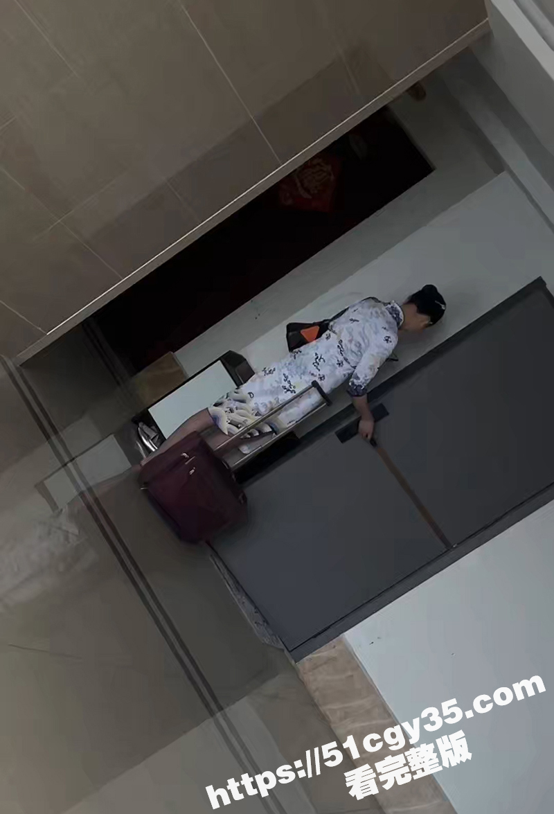真实恋物癖打手枪系列！变态男趁着空姐出门 偷翻垃圾袋狂玩原味内衣 对着她穿过的鞋撸管！ - 51吃瓜网-51吃瓜网