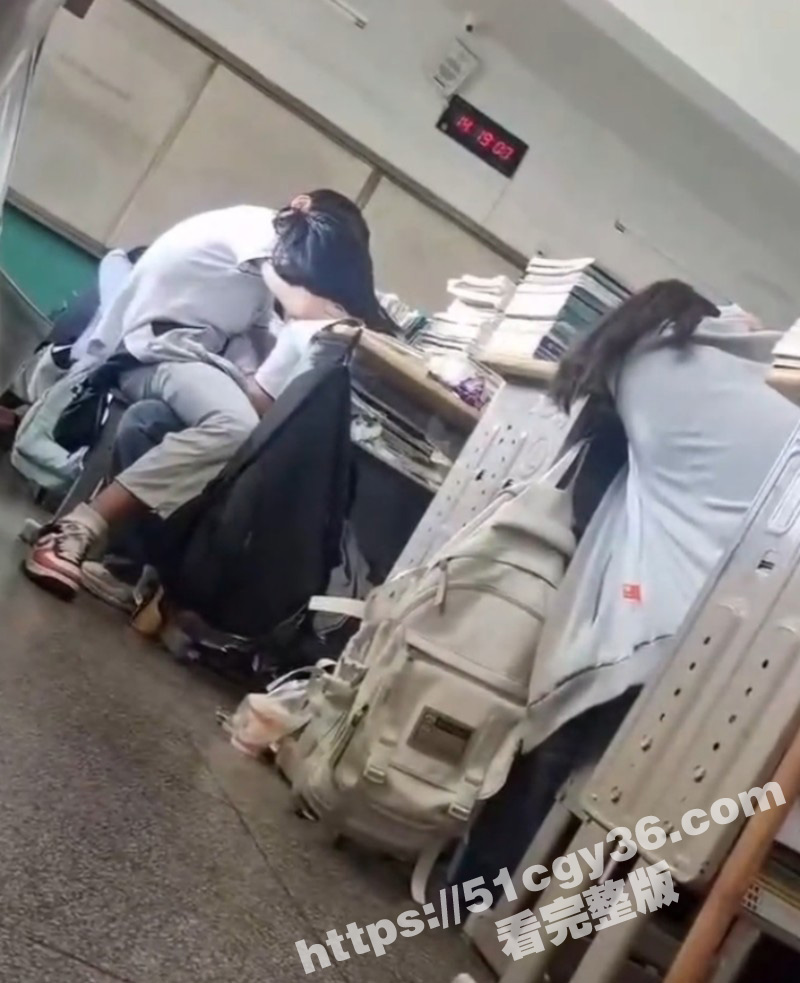 高三小情侣 高考前一天教室上演激情互动 舌吻手冲震惊旁人 发现被偷拍后仍沉溺爱河！ - 51吃瓜网-51吃瓜网