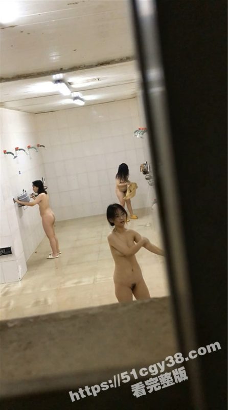 校园冒死偷拍女大学生洗澡 个个纤腰搭配圆润翘臀身材极好 不愧是学生妹就是嫩啊！-51吃瓜网