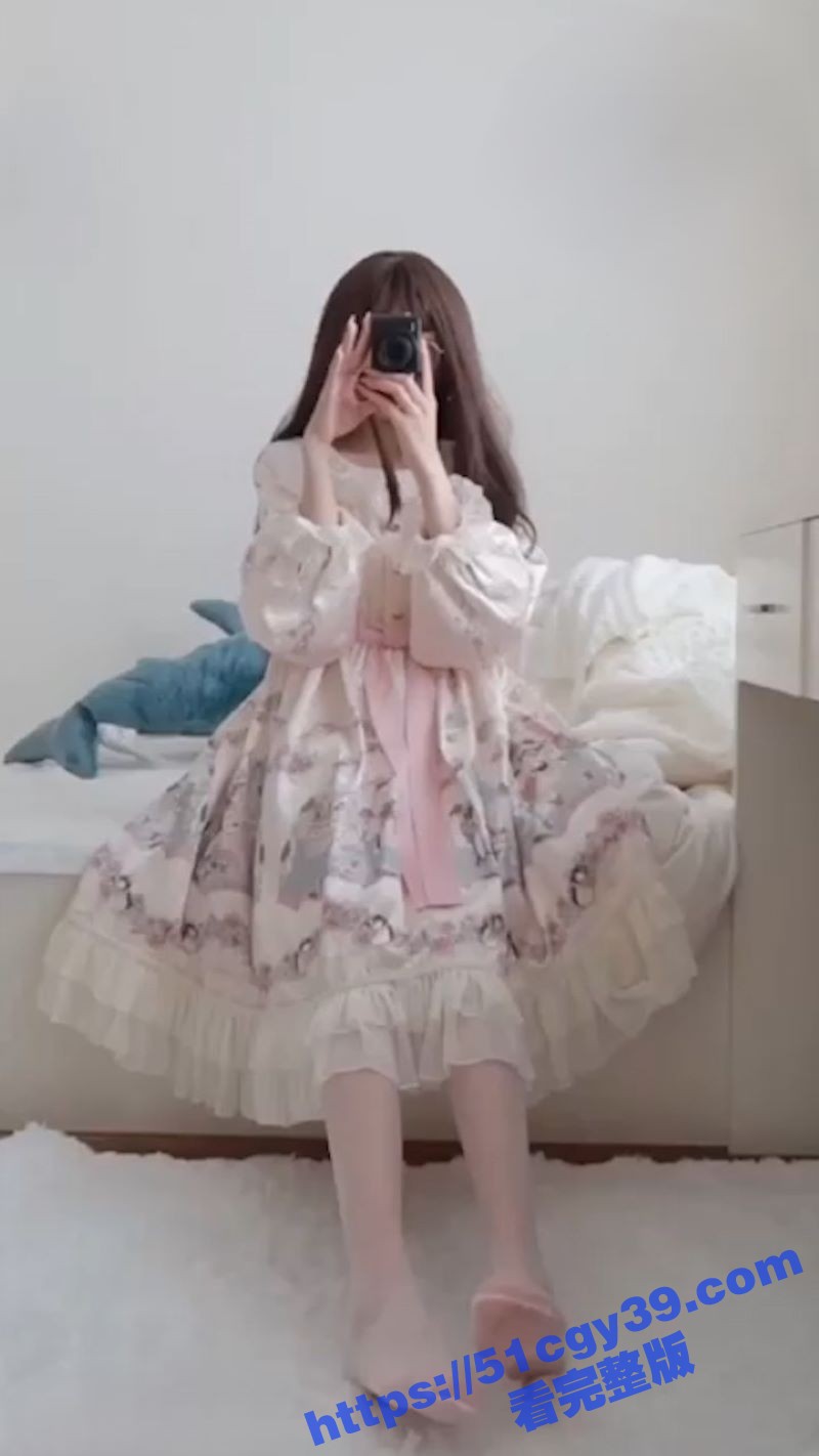 极品萝莉福利姬 仙仙桃 土豪高价定制福利 多套JK制服情趣装私拍 道具自慰更是淫水狂喷！ - 51吃瓜网-51吃瓜网
