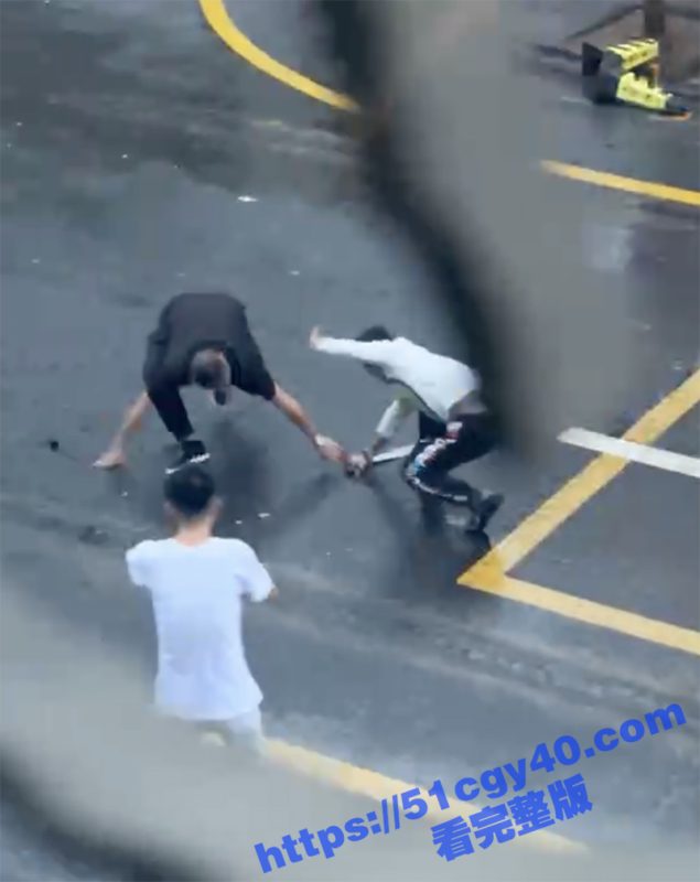 俩男子街头打架互砍 好心小伙拉架被无辜砍伤 现场一片血迹 完整版视频流出！-51吃瓜网