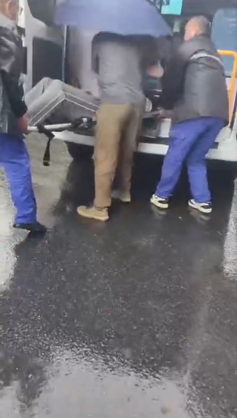 武汉郑远元修脚店门口突发血案！男子假装帮忙搬运伤员 突然持刀捅人 现场画面令人心惊！ - 51吃瓜网-51吃瓜网