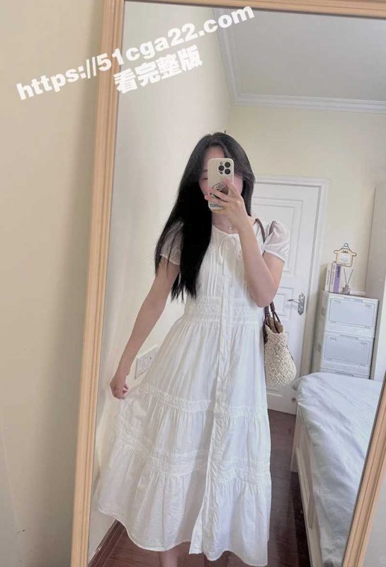 大学生情侣在食堂行苟且之事被同学偷拍曝光！眼镜学妹当众掀裙坐男友身上偷偷后入！-51吃瓜网