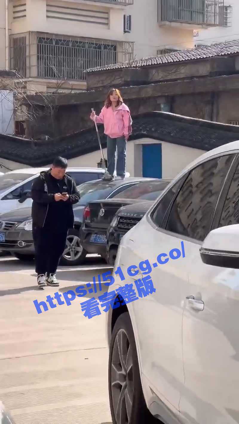 江苏南通 有一女子站在车上 还砸坏车辆 疑似精神有问题 - 51吃瓜网-51吃瓜网