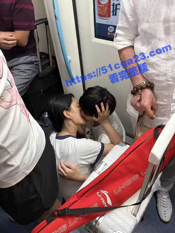 上海地铁再起风波 小情侣寻求刺激 当众热吻打飞机 激情缠绵旁若无人！-51吃瓜网