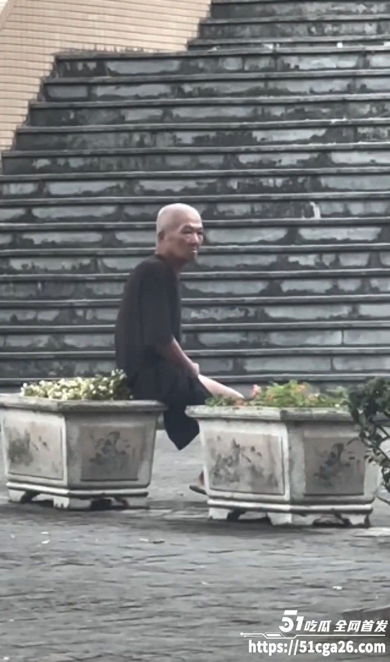 白发大爷老当益壮 街头上演晨炮打飞机 手伸胯下疯狂撸动 满脸嚣张狂妄傲视群雄！ - 51吃瓜网-51吃瓜网