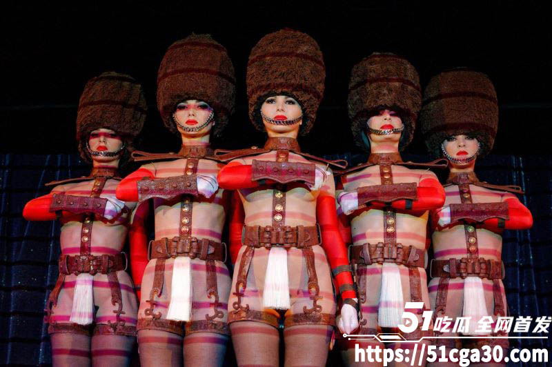 巴黎疯马秀视频泄露 裸体女舞者变性感尤物 巨乳翘臀诱惑尽显 湿身热舞挑逗力爆表！-51吃瓜网