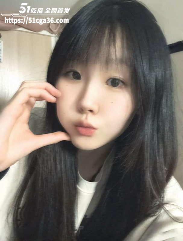 超反差大一嫩妹 董欣 口味独特恋父癖极为严重 与大龄炮友一夜两炮 骑乘榨精淫荡至极！-51吃瓜网