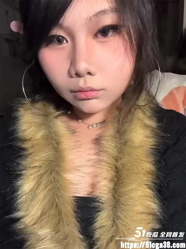 广西南宁嫩妹 黄瞳 被男友私密调教视频流出 露脸揉奶表情享受 上位骑乘假屌自慰 骚水狂流！-51吃瓜网