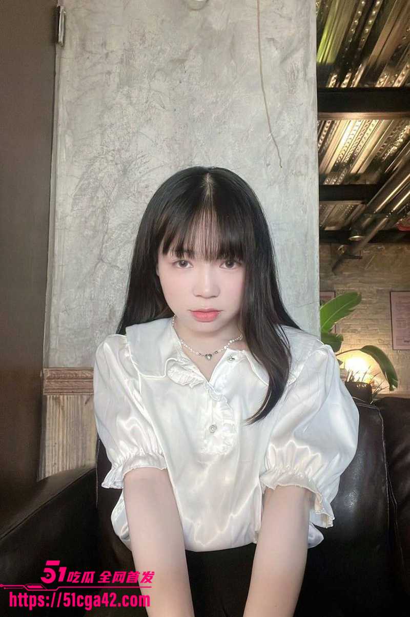 高颜值反差婊 陈欣燕 高价定制露脸漏奶照 天然大奶非常晃眼 反差婊母狗嫩奶被金主外流！ - 51吃瓜网-51吃瓜网