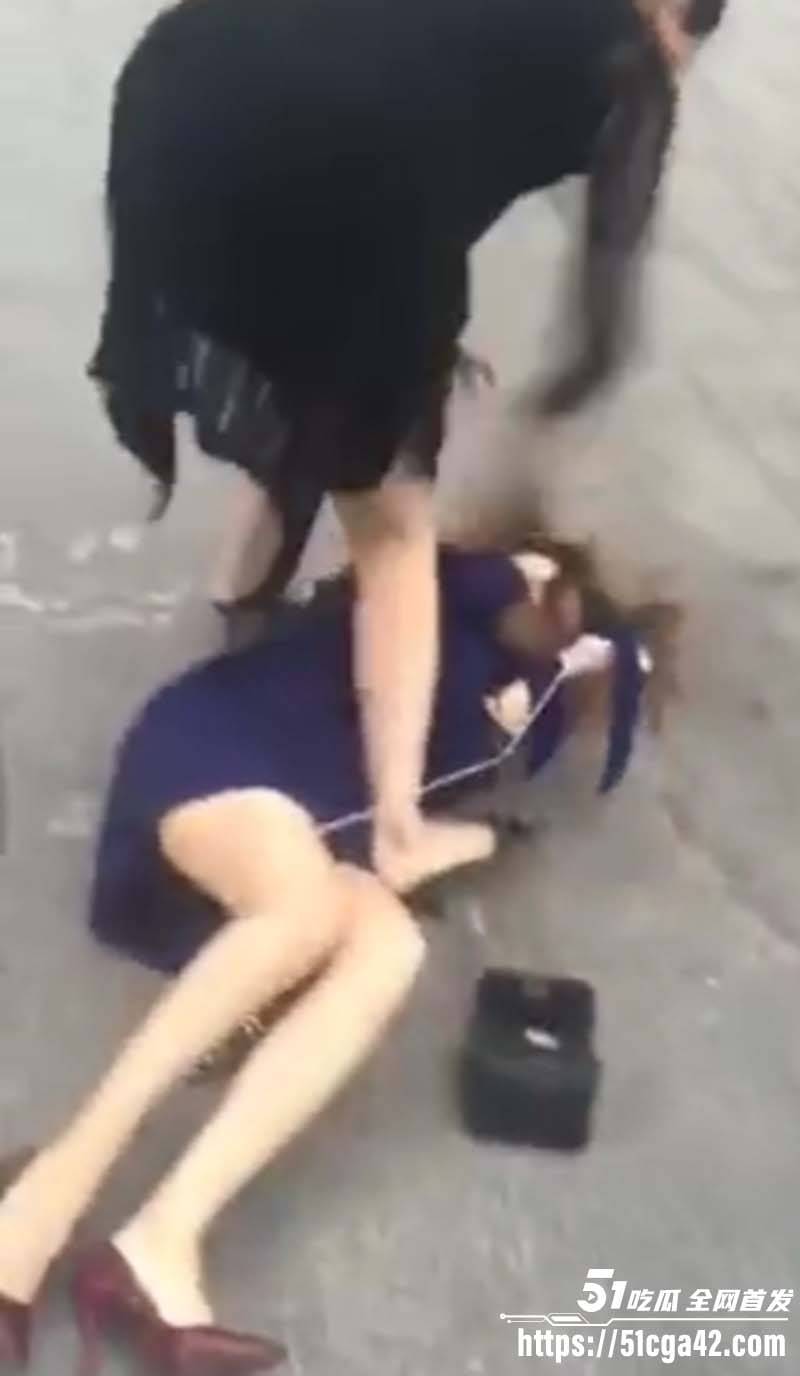 淫骚小三踢到铁板 遭彪悍原配当街暴揍 按头贴地疯狂猛踹 招式狠辣直击面门令人乍舌！ - 51吃瓜网-51吃瓜网
