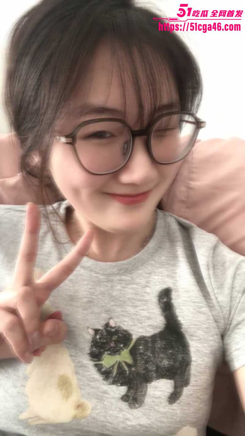极品学生妹性爱私拍流出 主动跪舔大屌上位骑乘疯狂榨精 男友无套爆力抽插 10个眼镜9个骚四眼妹从不让人失望！ - 51吃瓜网-51吃瓜网