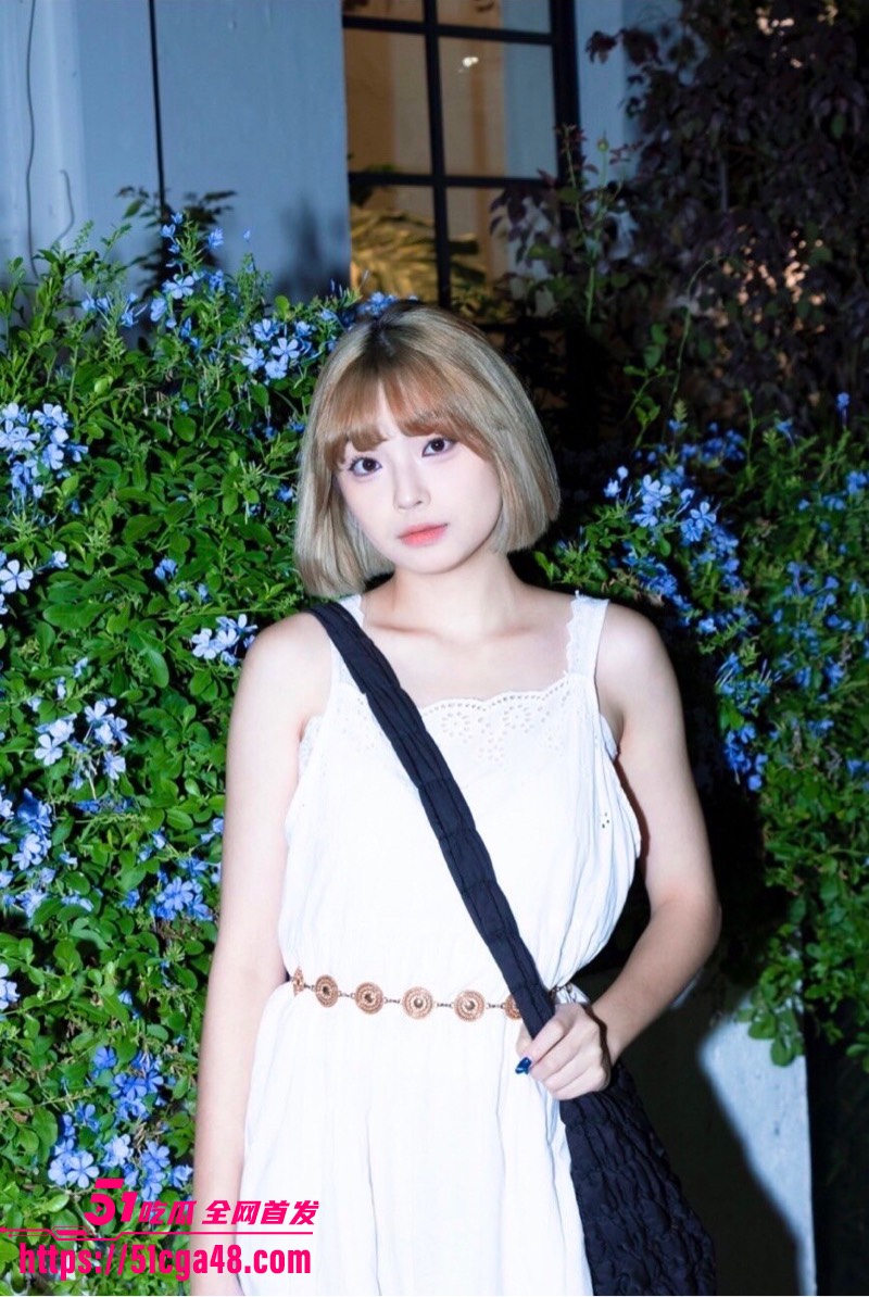 高颜值短发网美 依婷 竟下海拍露脸全裸照 并让摄影师潜规则 卖力口交表情享受 骚母狗是彻底被操爽啦！ - 51吃瓜网-51吃瓜网