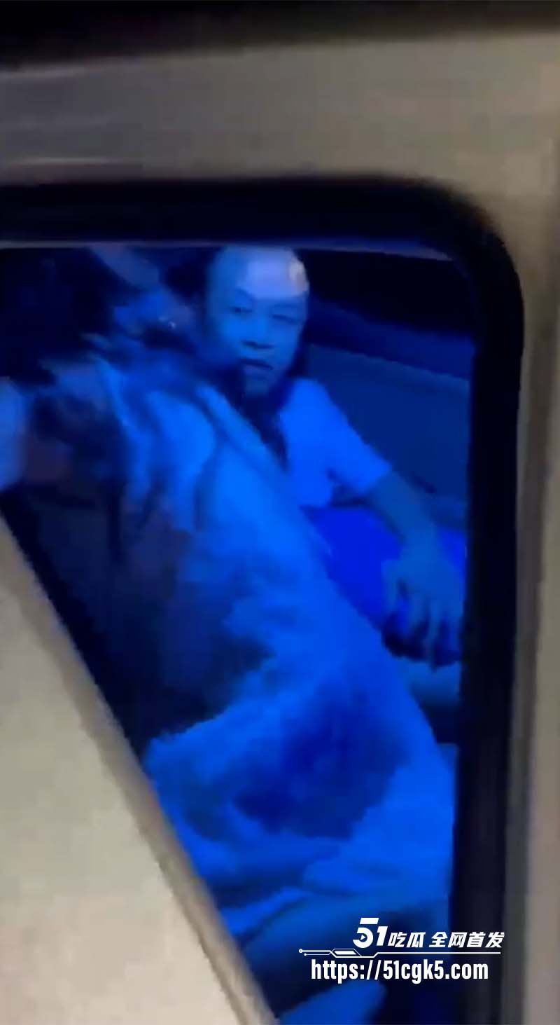女子出轨车震被抓现行 男的裤子都脱光 女的还咆哮着说 我真的没做 网友：你就差没喷了 - 51吃瓜网-51吃瓜网