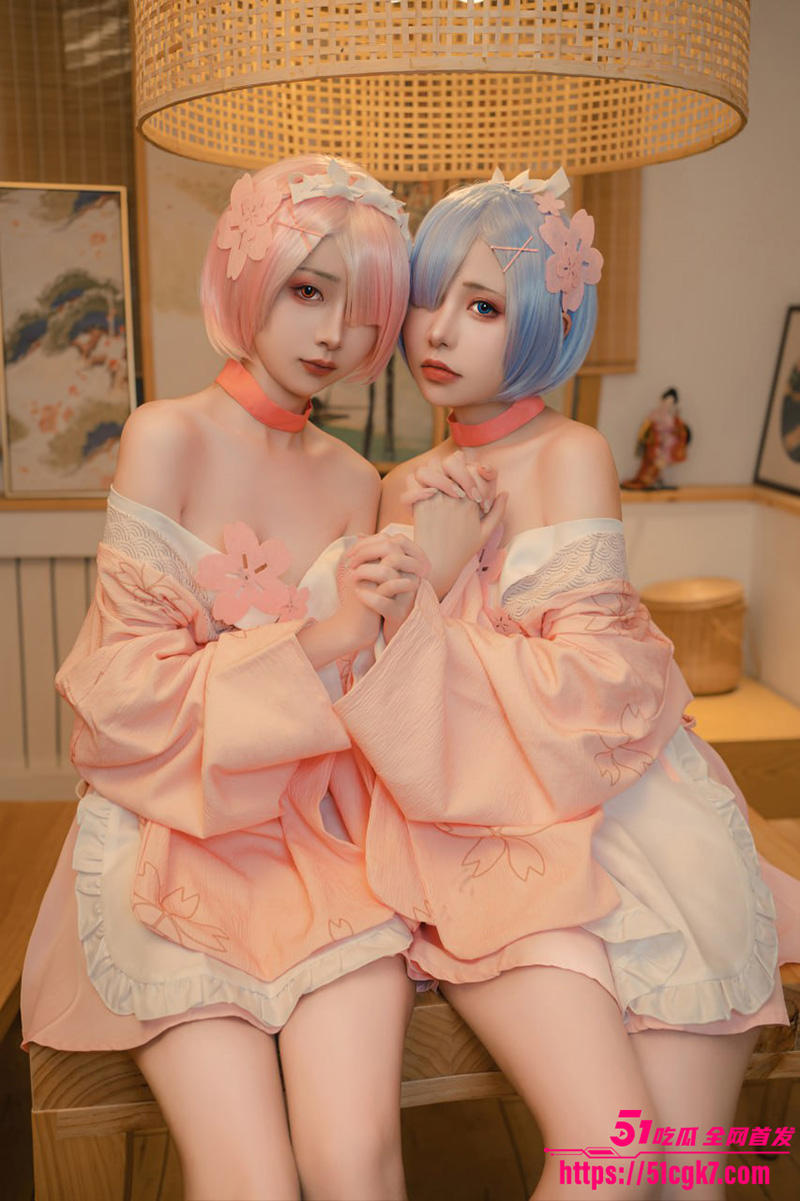 极品福利姬 喵小吉联手金鱼kinngyo 白丝萝莉女同cosplay 互相摩擦上演百合大戏！ - 51吃瓜网-51吃瓜网