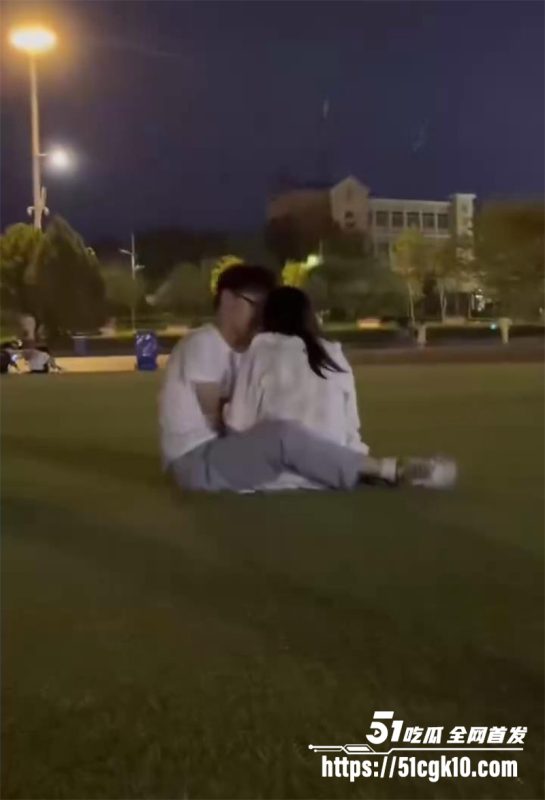 山东邹城体育公园七夕节上演活春宫！小情侣草坪舌吻调情 女生当众偷吃男友肉棒 用衣物遮挡揉奶抠穴 被多角度偷拍！-51吃瓜网