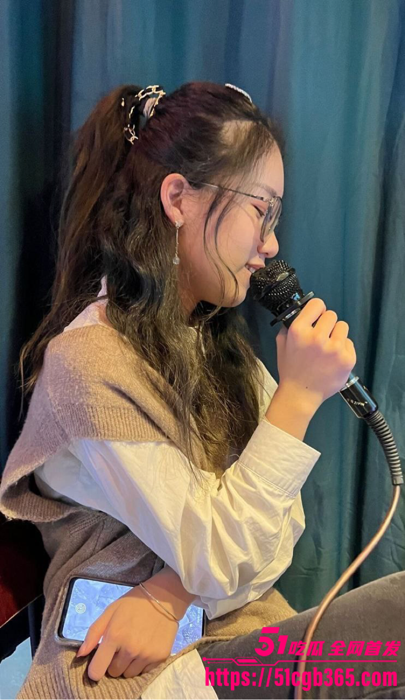 上海风骚少妇 魏欣冉 趁老公上班偷腥被爆 出轨视频流出 口交撅臀骚穴大开 淫荡至极！ - 51吃瓜网-51吃瓜网