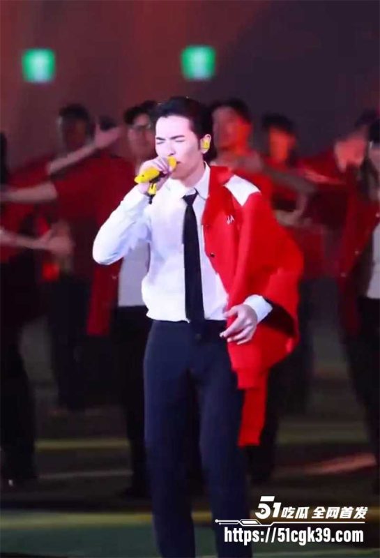 萧敬腾大巨蛋演唱会陷“裤裆危机”！演唱太嗨裤子崩裂 红内裤露光光 无奈继续表演炸场 全场笑翻天！-51吃瓜网