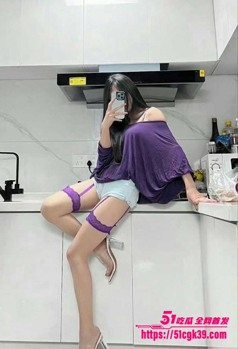 海角大神 奶子即正义 新作！偷情极品巨乳人妻 趁老公不在直闯香闺 从沙发战到窗台 边看窗外边被猛干 超爽刺激！ - 51吃瓜网-51吃瓜网