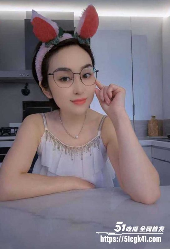 宁夏医大附院护士 顾晓薇 不雅视频流出 高知美女私下淫乱 饥渴暗骚出轨约炮  舔屌足交超会玩 小穴水润被抠翻！-51吃瓜网
