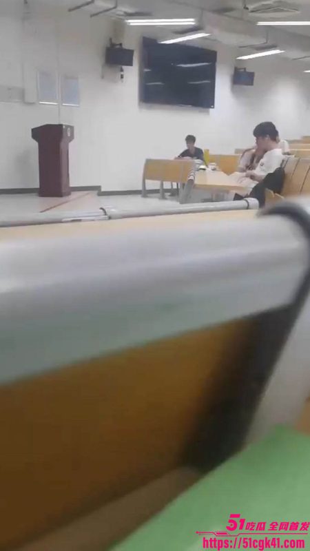 华南理工大学小情侣阶梯教室激情野战 女生导管小手撸硬 手法相当娴熟！-51吃瓜网