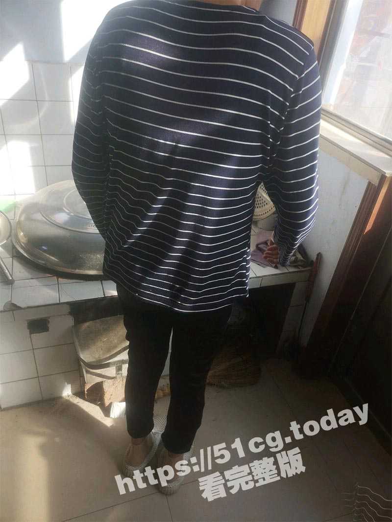 真实母子乱伦 我和我的妈妈 趁妈妈喝醉把把妈妈操了 后续还下药迷翻妈妈后爆操 导致妈妈跟我关系决裂 - 51吃瓜网-51吃瓜网