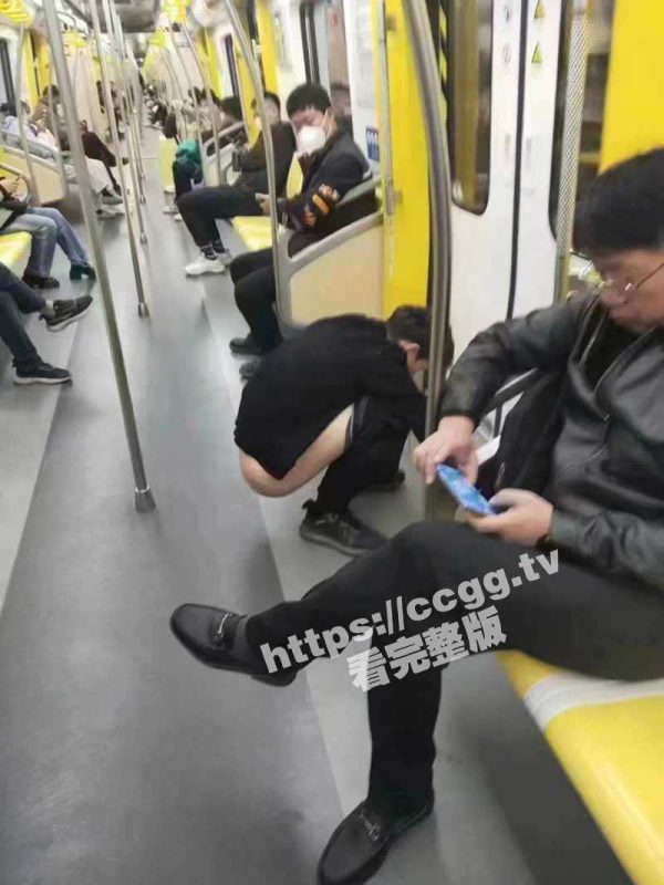 一小伙在青岛地铁上拉屎爆红网络！-51吃瓜网