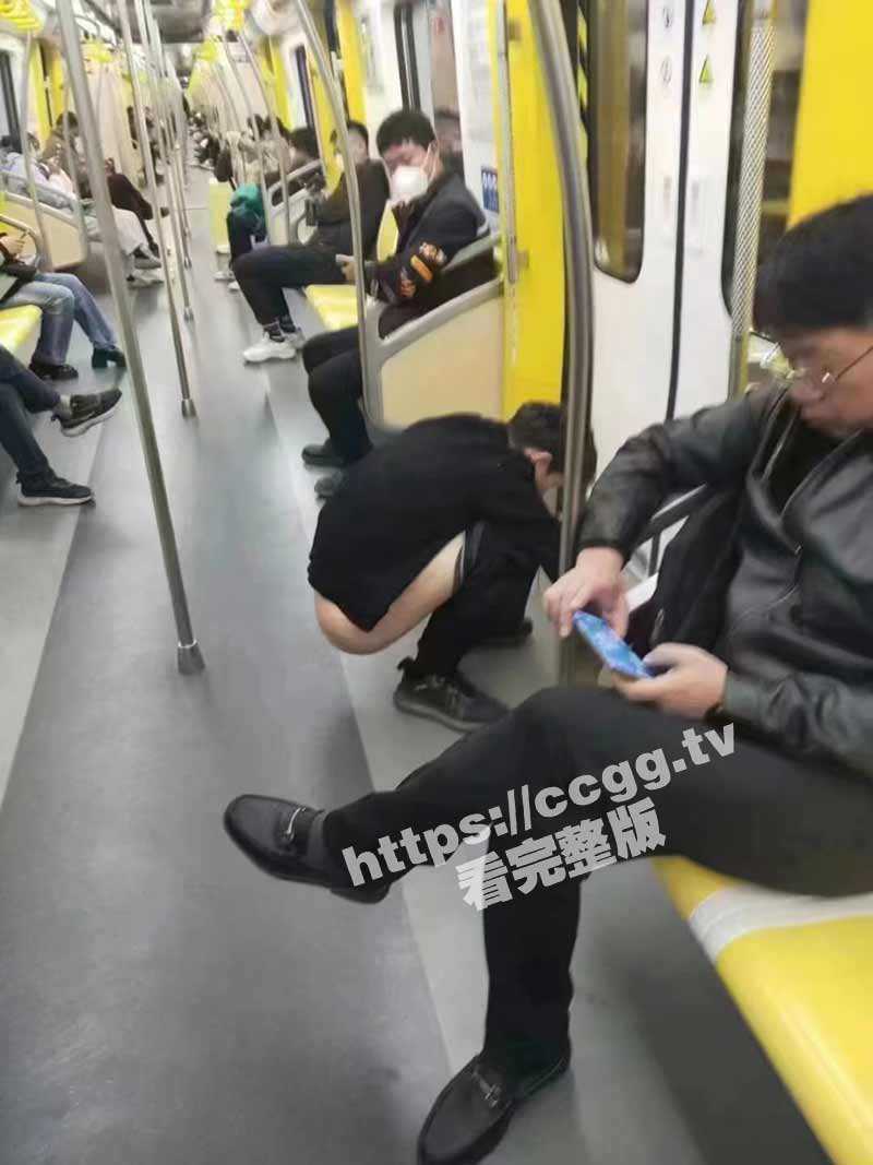 一小伙在青岛地铁上拉屎爆红网络！ - 51吃瓜网-51吃瓜网