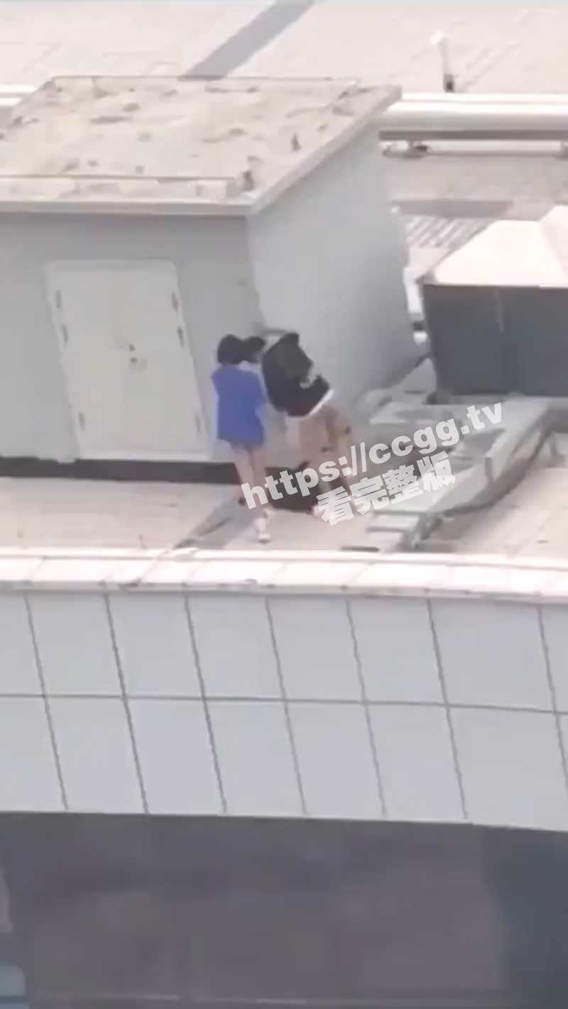 小情侣寻刺激跑天台啪啪 热心肠大哥帮忙记录并附上激情解说 - 51吃瓜网-51吃瓜网