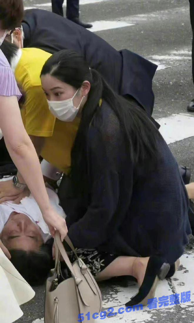 第一枪并未击中！安倍晋三遭枪击身亡，现场第一视角视频曝光 - 51吃瓜网-51吃瓜网