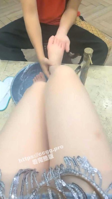 偷拍泄密！真实SPA按摩店偷拍  男技师给闺蜜做大保健 全身推油 私处按摩-51吃瓜网