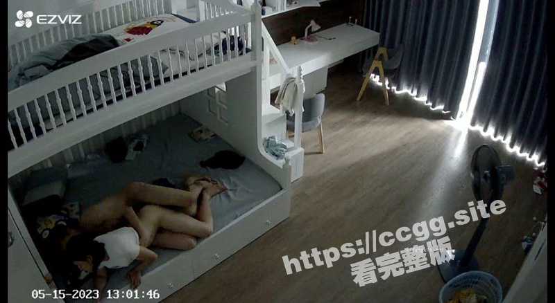 有个性欲超强的老婆是什么体验？黑客破解家庭摄像头 孩子不在疯狂做爱 孩子在只能在床边抠逼！-51吃瓜网