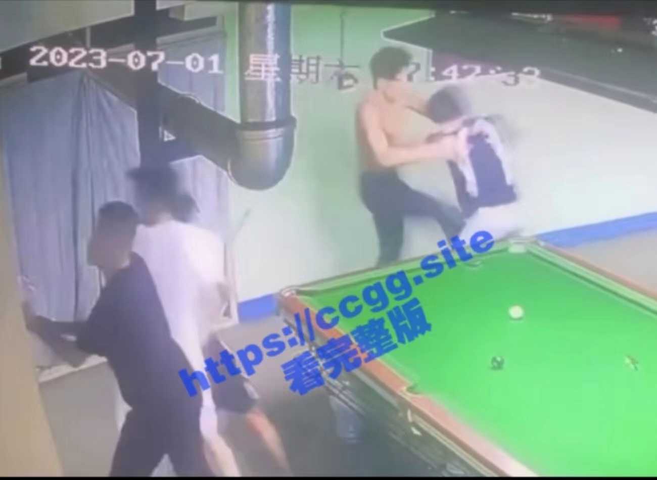 现实版古惑仔之《台球室逆子》！周围人麻木观战 一女子拿手机全程直播 - 51吃瓜网-51吃瓜网