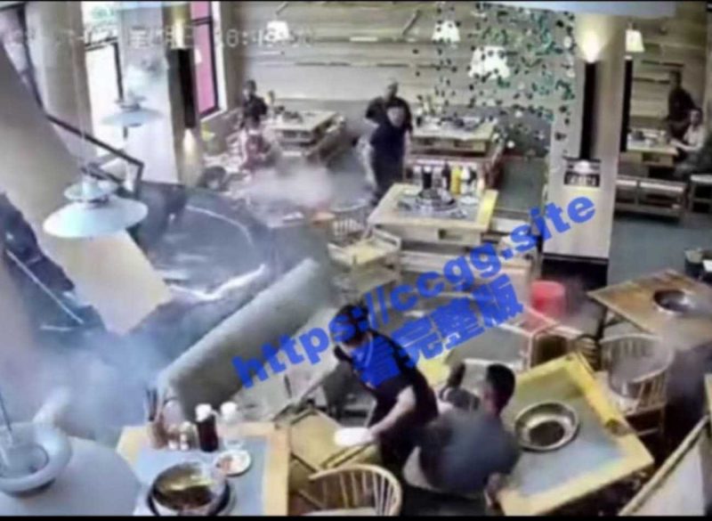 马路杀再现江湖！一火锅店突然穿墙破出一私家车 傻傻分清刹车跟油门的女司机们-51吃瓜网