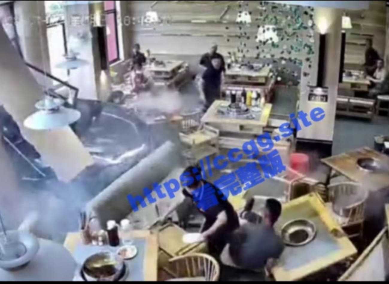 马路杀再现江湖！一火锅店突然穿墙破出一私家车 傻傻分清刹车跟油门的女司机们 - 51吃瓜网-51吃瓜网