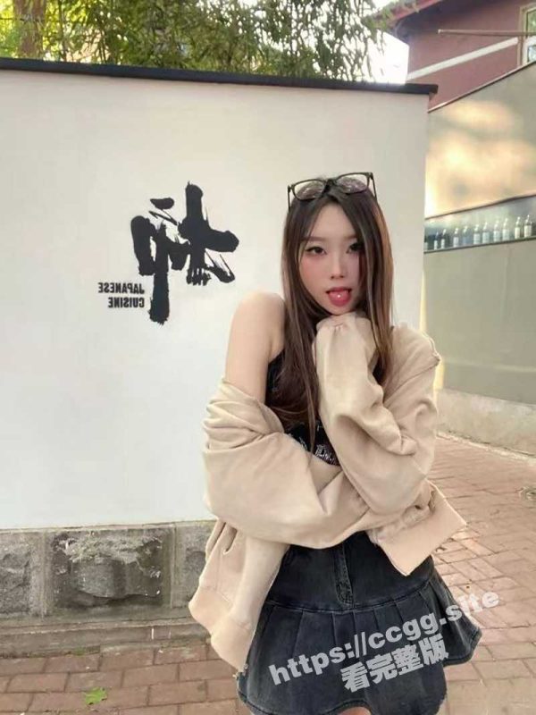 记录美好生活精品自拍！家有骚母狗 整天换各种情趣制服勾引我！-51吃瓜网