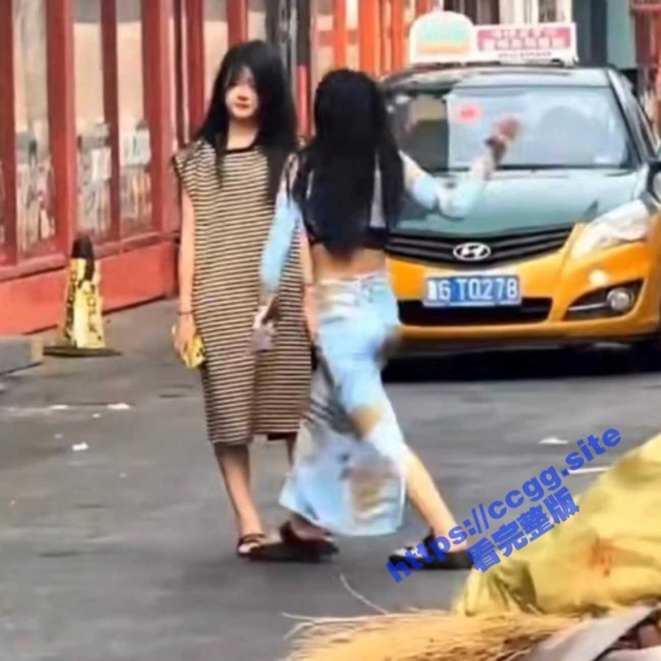 美女的暴虐！潍坊富家女当街暴打小女生 狂称“我能直接弄死你！” - 51吃瓜网-51吃瓜网