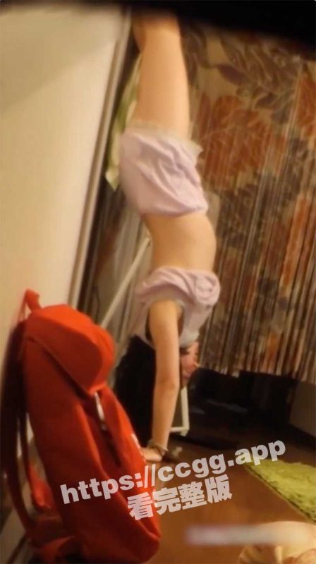 冒死窗户缝偷拍 邻居离异独居丰满 少妇 家中裸奔锻炼身体-51吃瓜网
