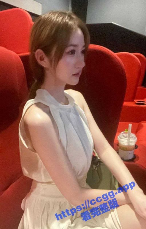 “露脸吧”女主再现江湖！平时这么仙气飘飘的女神 私下却是随意玩弄的母狗 反差太大了！-51吃瓜网