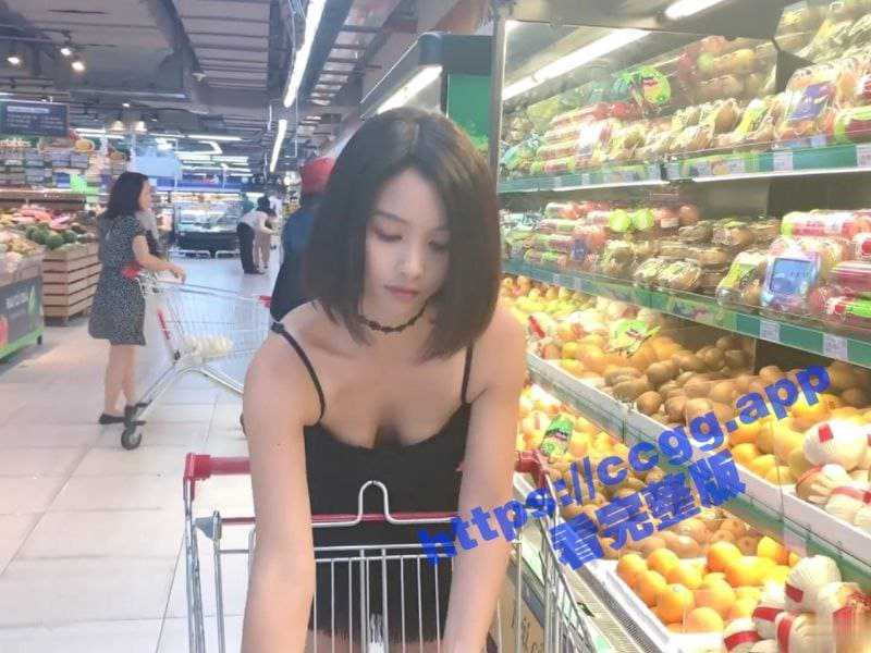 骚女孩不穿内裤逛超市 上车迫不及待拿出道具自慰！-51吃瓜网