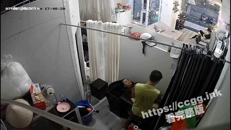 真实监控偷拍！欲姐少妇去发廊洗头 被小鲜肉掐着脖子抠逼舔穴 高潮捂住嘴巴不敢叫出声！-51吃瓜网
