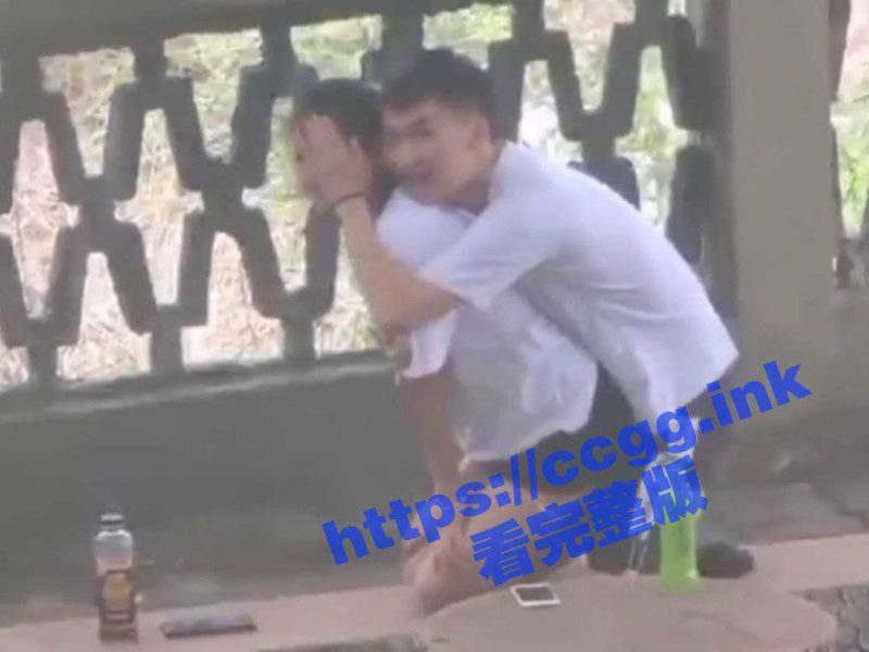 小情侣公园凉亭啪啪被偷拍 ！男孩发现被偷拍不屑一顾 捂住女友的脸继续输出！-51吃瓜网