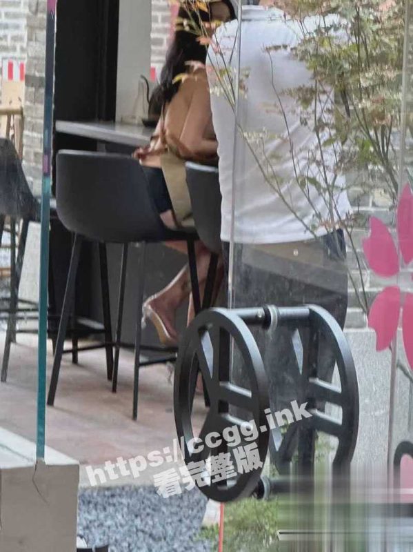 抖音热瓜！广州方块咖啡文冲旗舰店内 女服务员着装暴露 被谴责疑似色情营销  女店员独家视频流出！-51吃瓜网