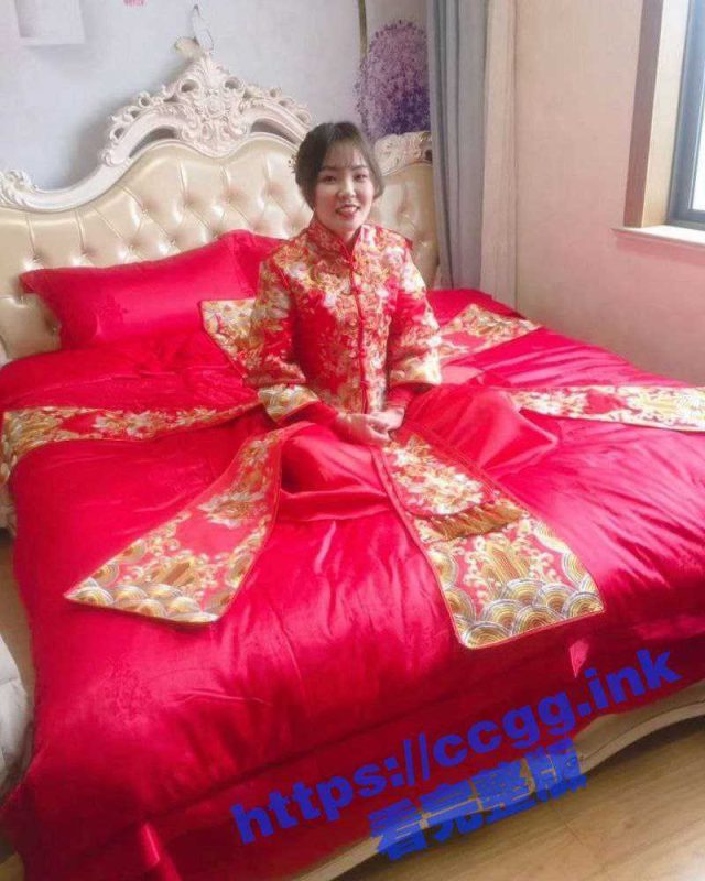 青岛高中老师【李栗】为找刺激  带炮友在婚房一边给老公打电话一边被炮友操 小少妇屁股贼大-51吃瓜网