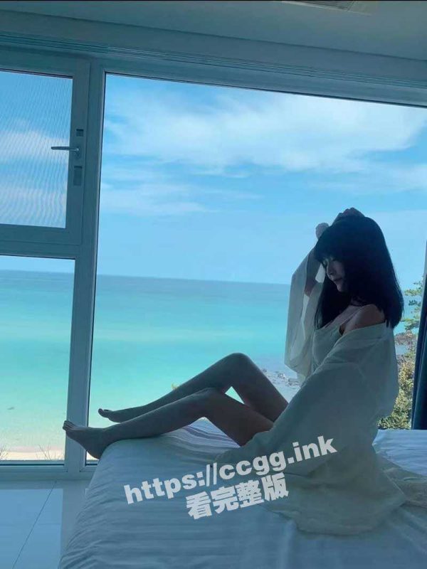 美容院里的小骚逼 山东烟台「栾文正」被上司潜规则、调教换妻3P的美容销售小母狗 如今不知便宜谁-51吃瓜网