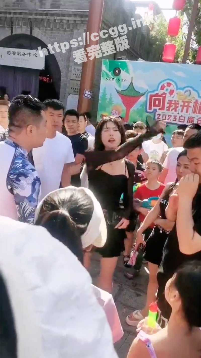 西安 白鹿仓首秀 泼水节 现场 男子与团队艺人因为泼水引发纠纷 事后道歉 - 51吃瓜网-51吃瓜网