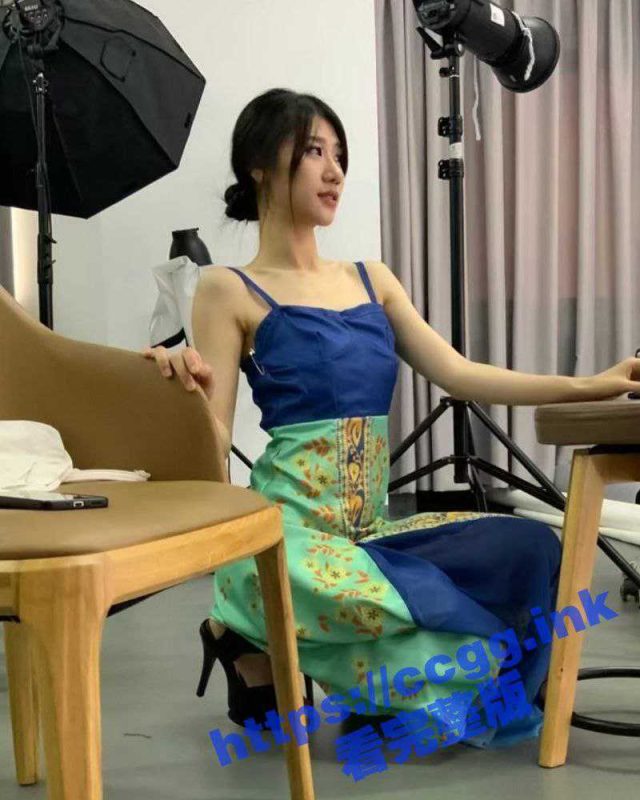 临沂26岁民舞老师【冷蔓】棚拍私房照 直接勾引男摄影师上演啪啪内射大片！-51吃瓜网
